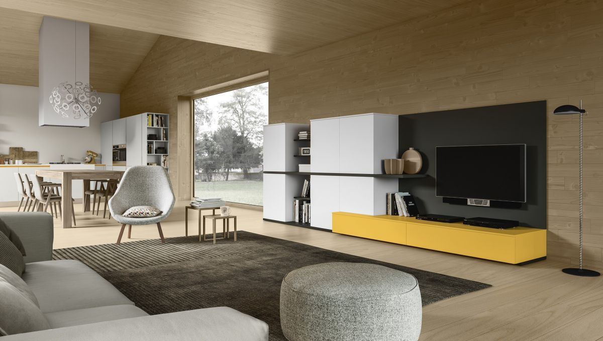 Un soggiorno con un divano e una televisione