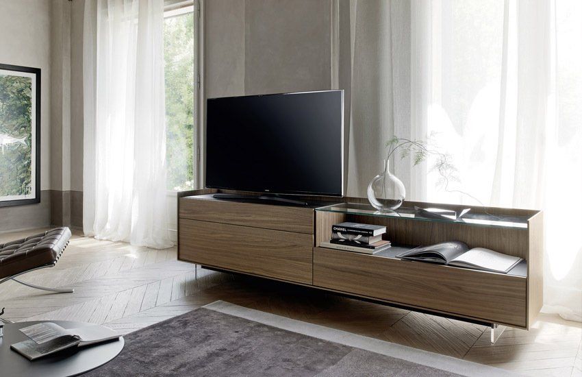 Un soggiorno con una TV a schermo piatto su un supporto in legno