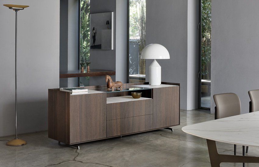 Una sala da pranzo con un tavolo e una lampada