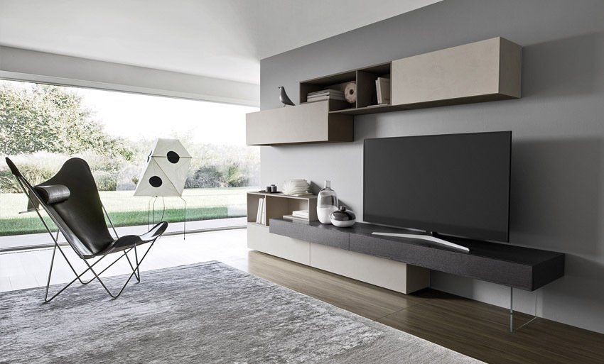 Un soggiorno con una sedia e una TV a schermo piatto