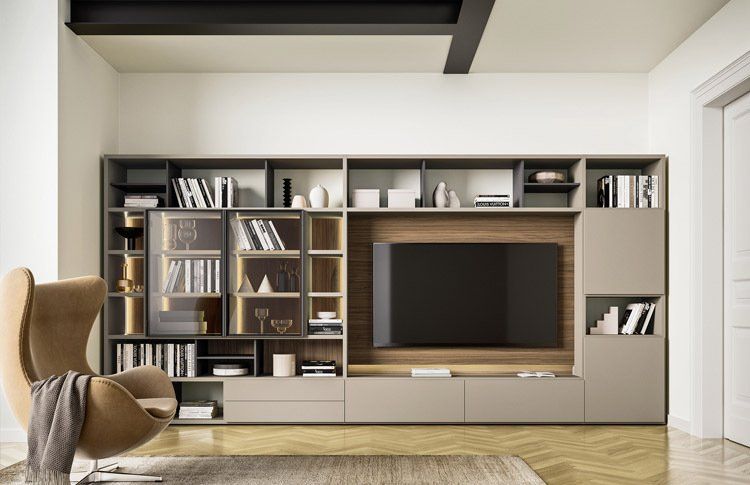 Un soggiorno con una grande TV a schermo piatto sul muro