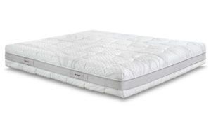 Un materasso bianco è appoggiato su una superficie bianca.