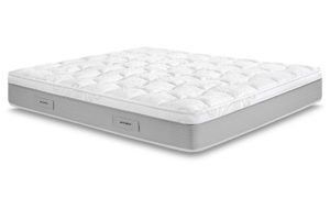 Un materasso bianco è appoggiato su una superficie bianca.