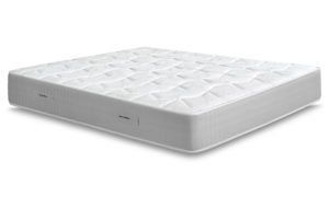 Un materasso bianco è appoggiato su una superficie bianca.