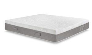 Un materasso bianco è appoggiato su una superficie bianca.