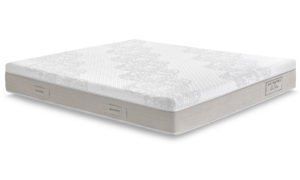 Un materasso bianco è appoggiato su una superficie bianca.