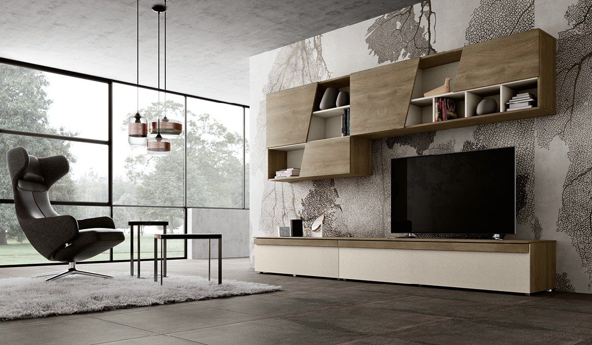 Un soggiorno con una sedia e una TV a schermo piatto