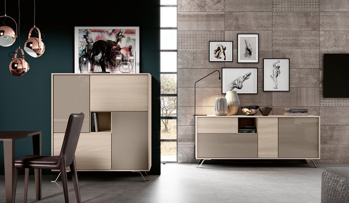 Un soggiorno con tavolo, sedie e tv