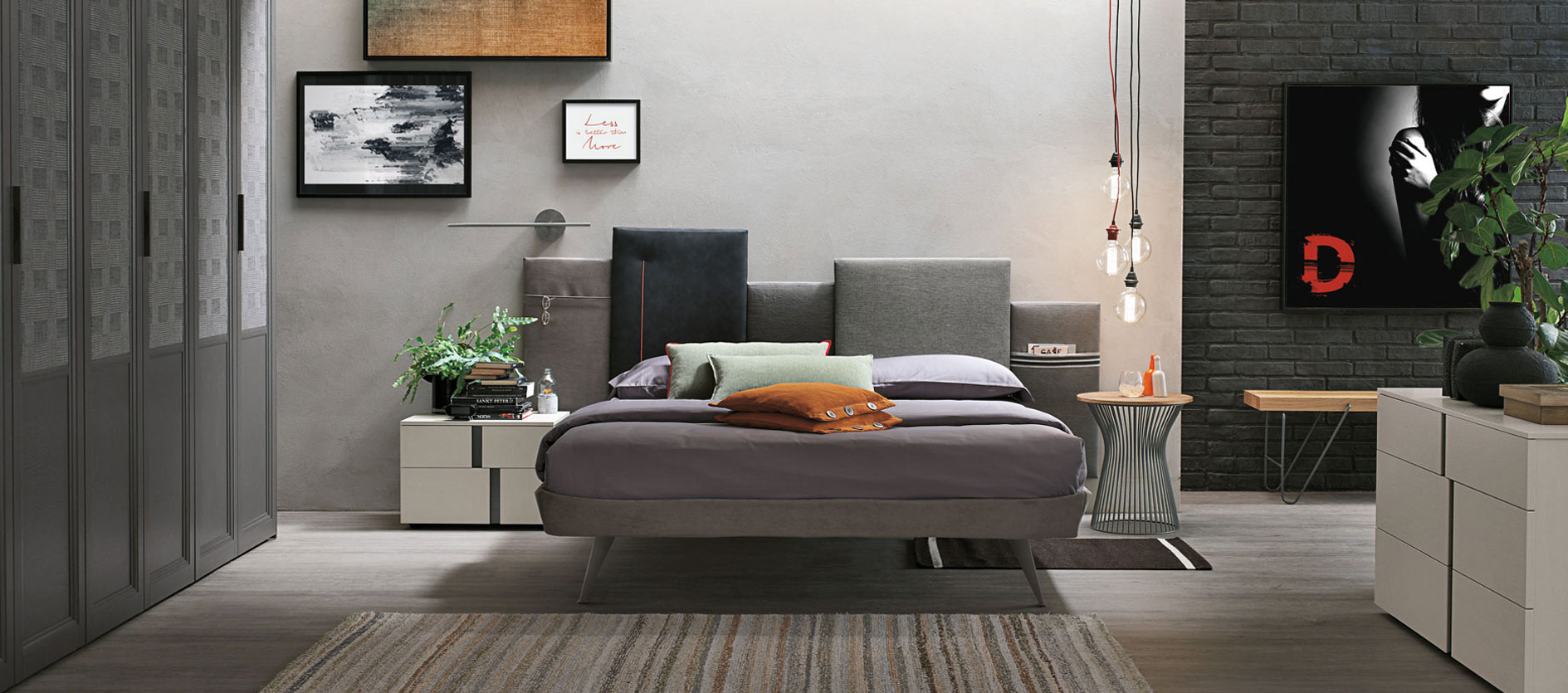 Una camera da letto con un letto grande e un quadro sul muro con la lettera d