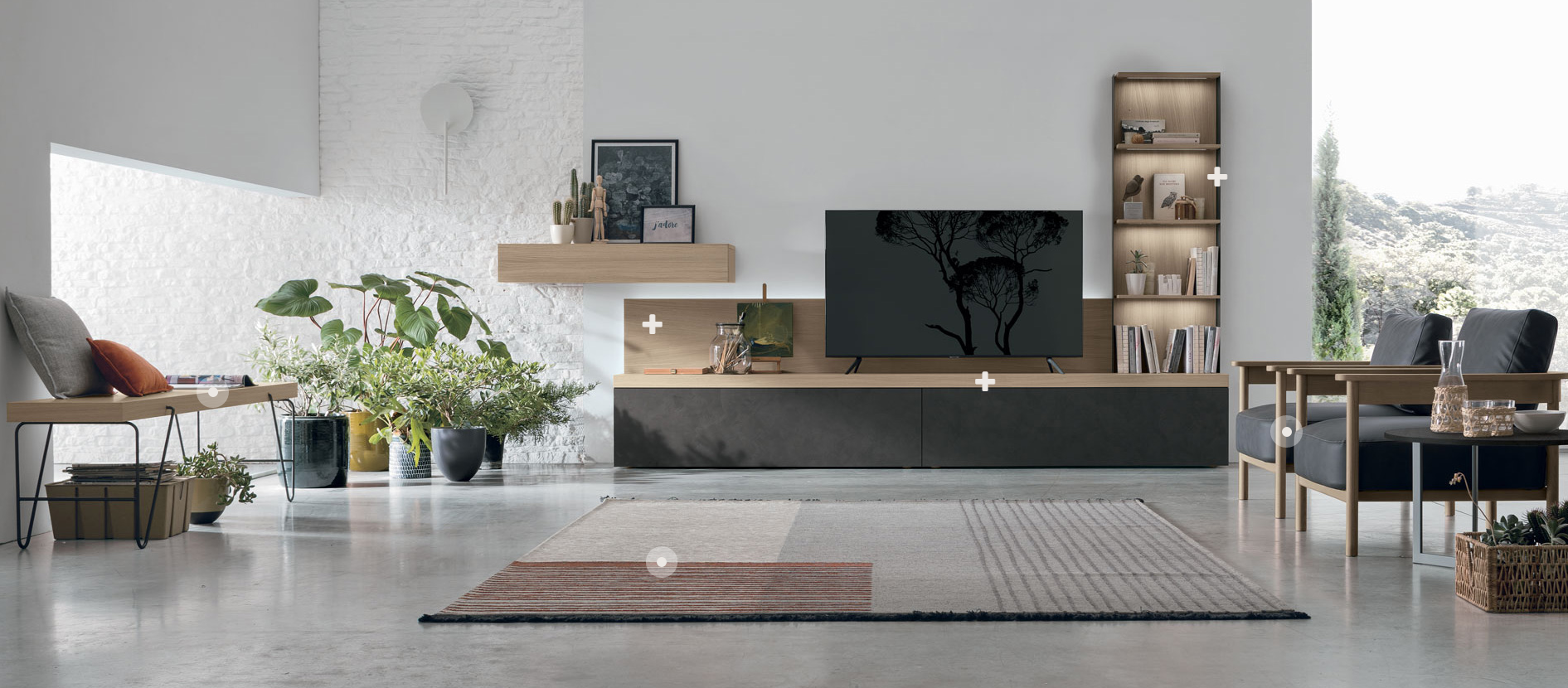 Un soggiorno pieno di mobili e una TV a schermo piatto