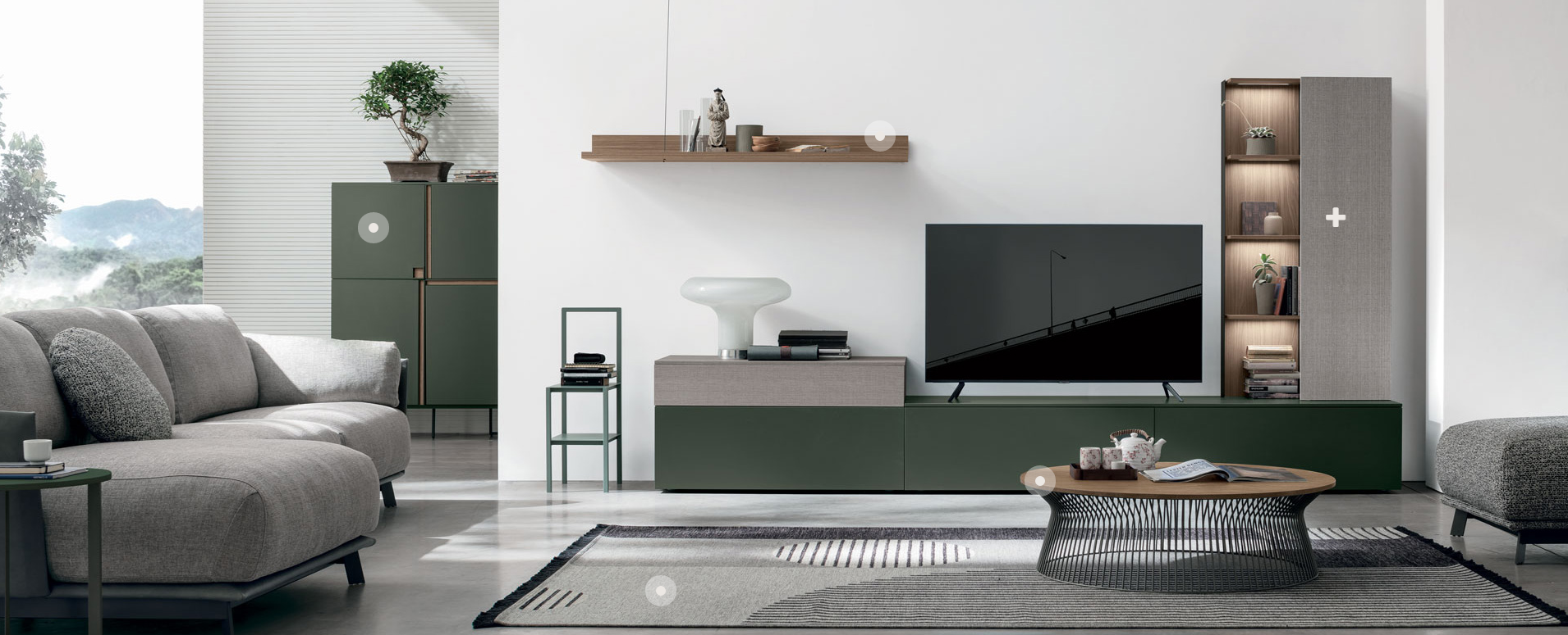 Un soggiorno con divano e tv a schermo piatto