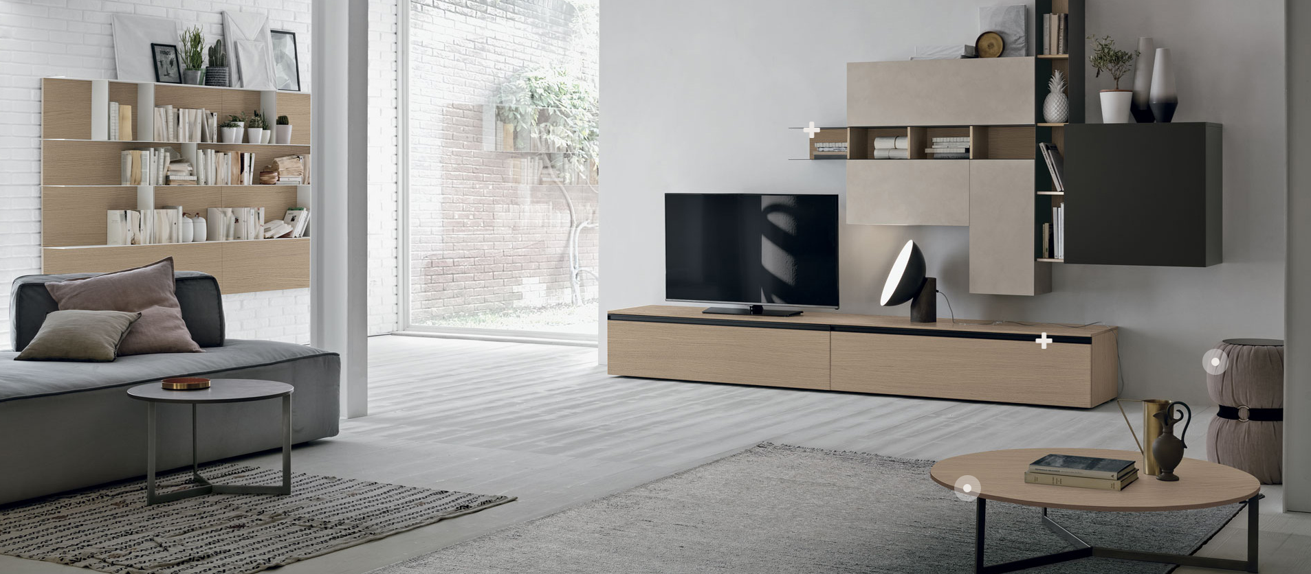 Un soggiorno con un divano e una televisione