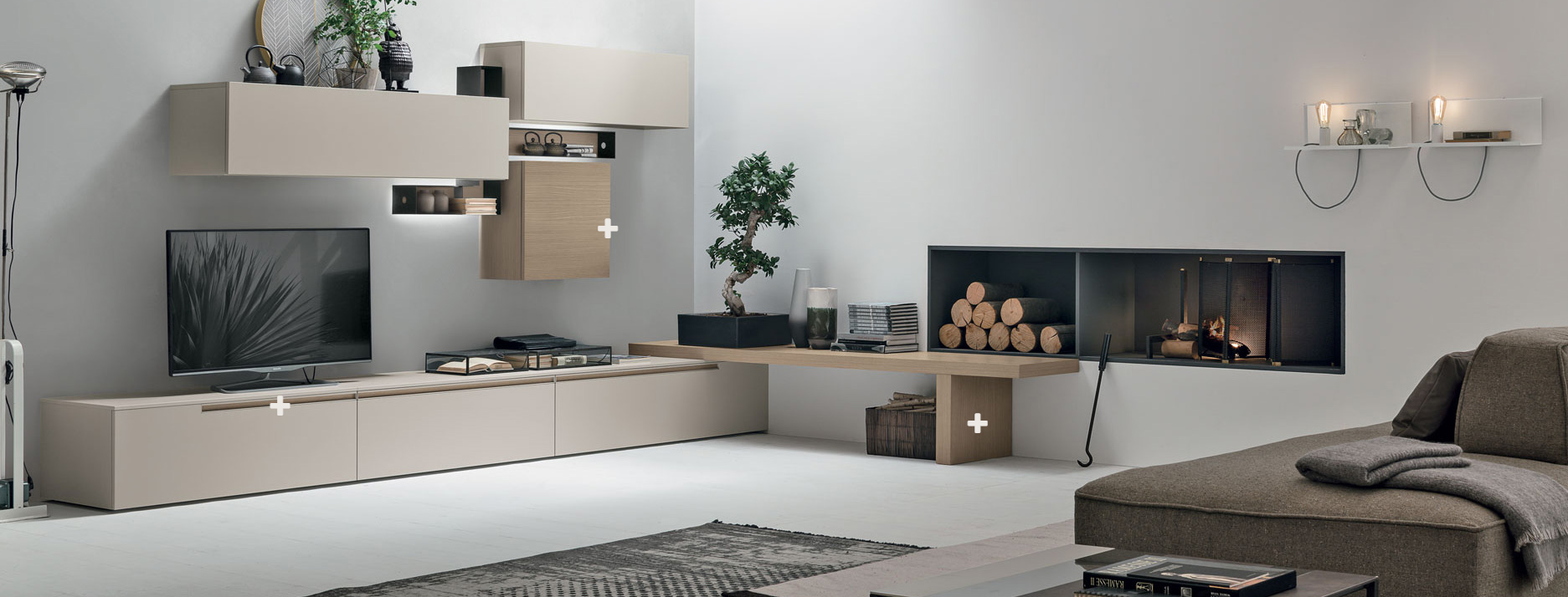 Un soggiorno con divano e camino