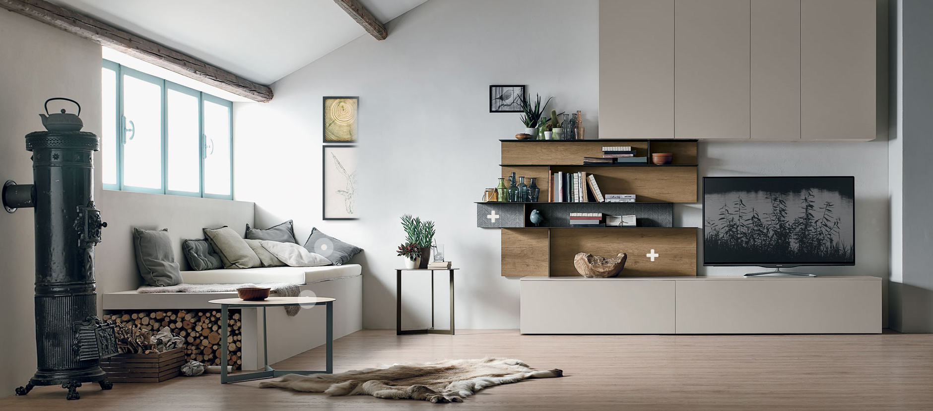 Un soggiorno con un divano e una televisione