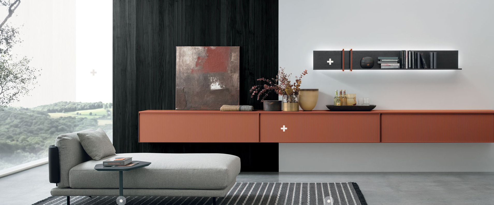 Un soggiorno con un divano e un tappeto