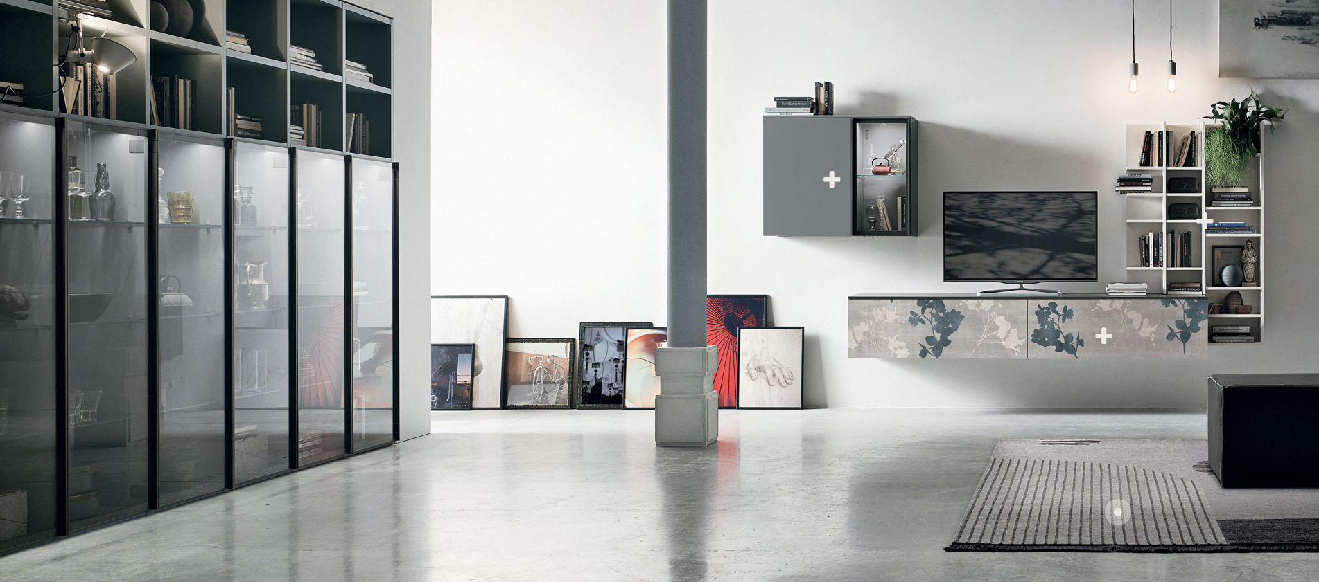 Un soggiorno con televisione e camino