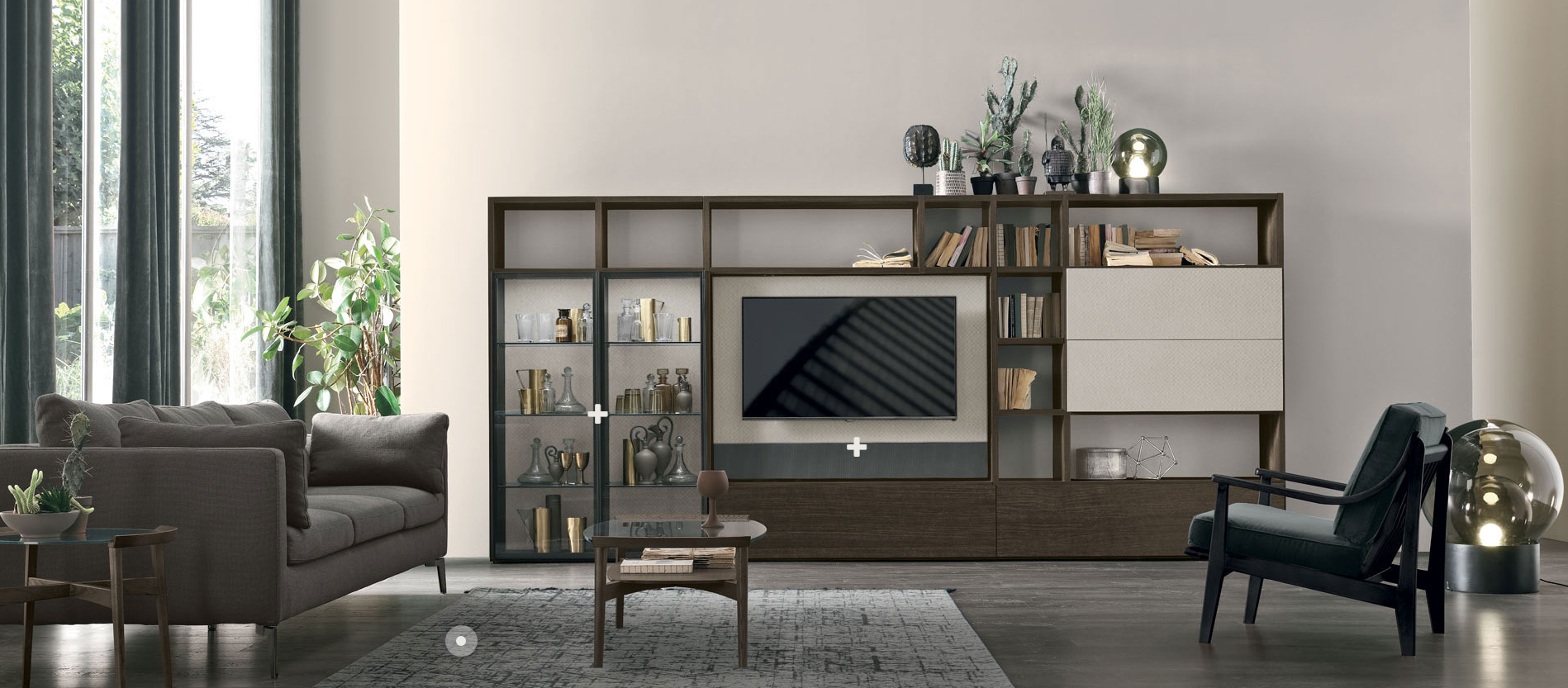 Un soggiorno con un divano, una sedia e una televisione