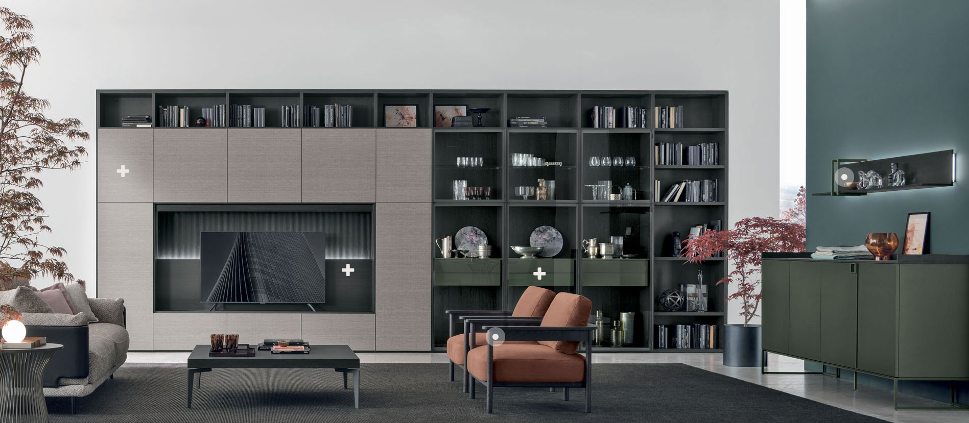 Un soggiorno con un divano, una sedia e un tavolino da caffè