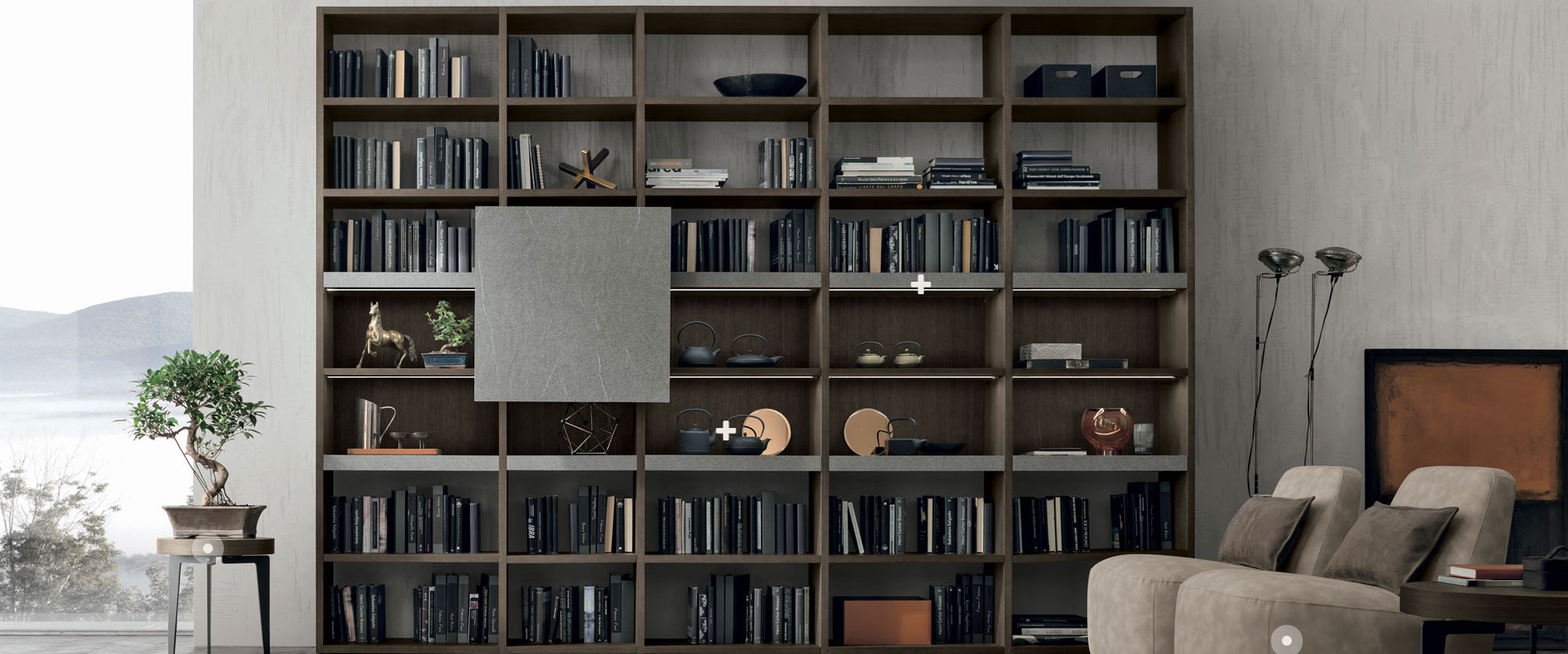 Un soggiorno con tante librerie e un divano