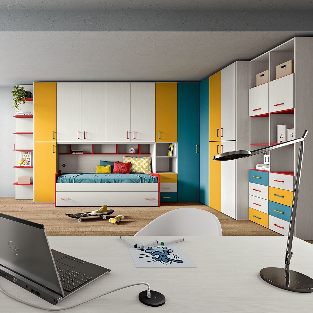 Un computer portatile è collegato a una scrivania in una camera da letto