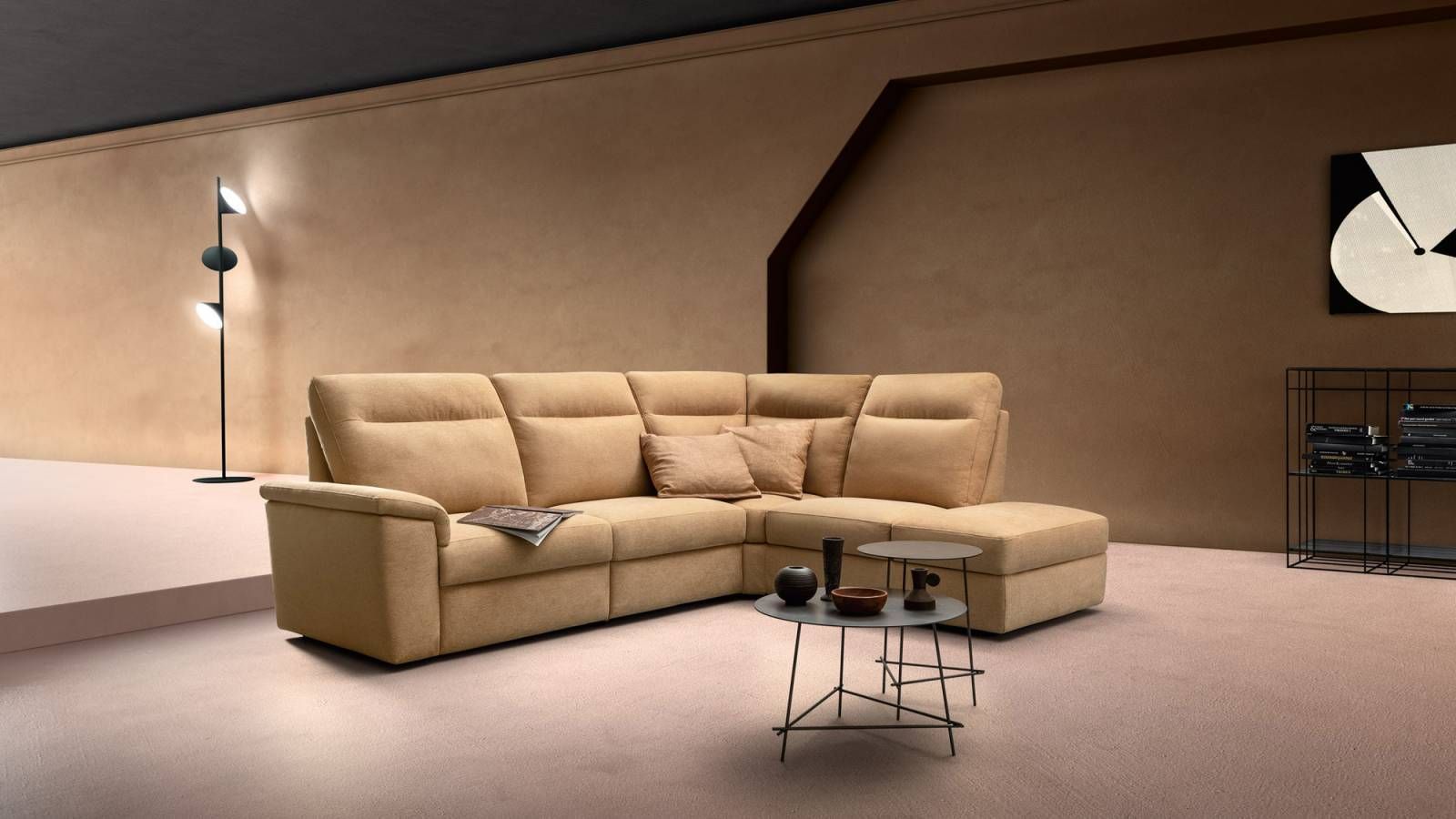 Un soggiorno con un divano componibile e un tavolino da caffè