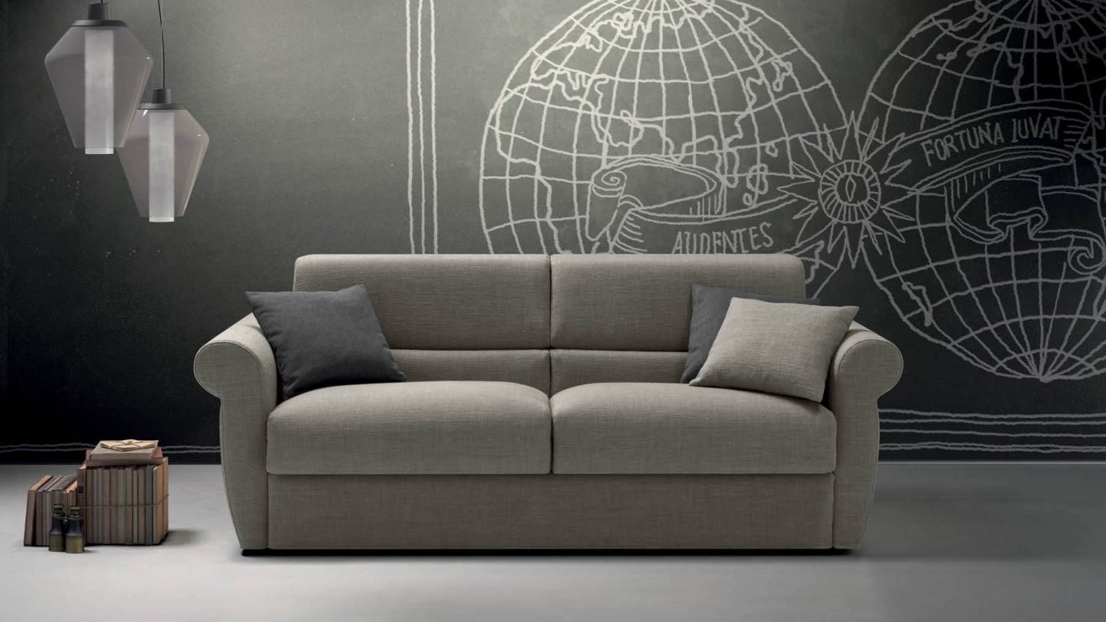 Un divano davanti a un muro con una mappa del mondo sopra