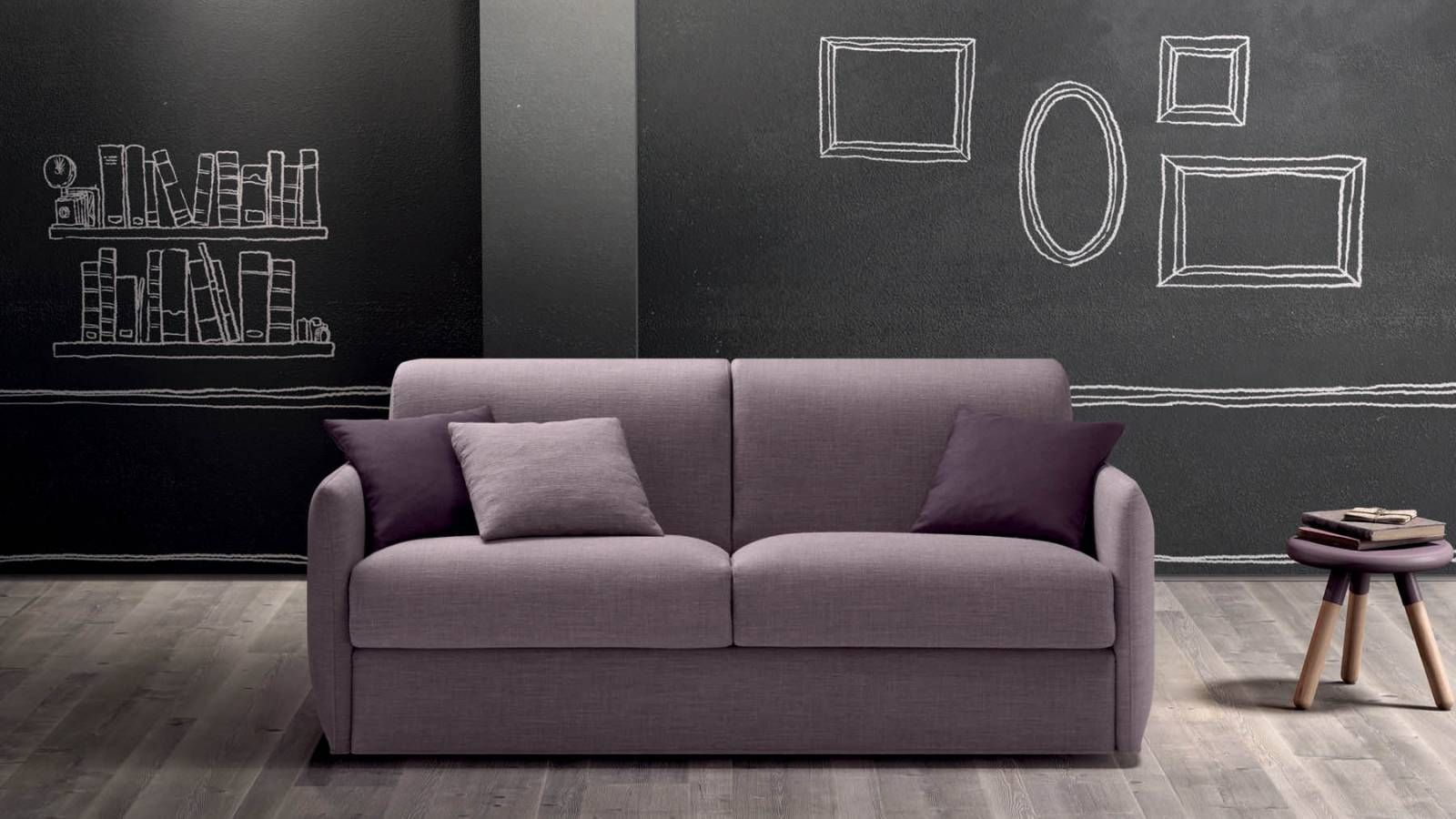 Un divano viola è appoggiato davanti a una lavagna con la parola tempo scritta sopra