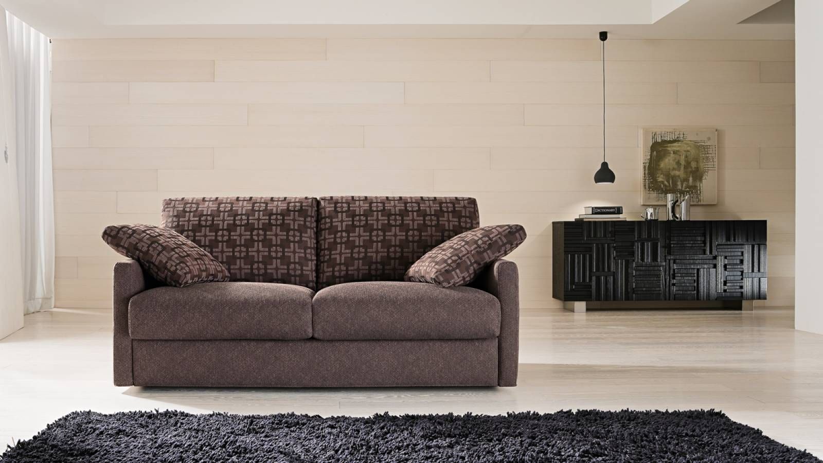 Un soggiorno con un divano marrone e un tappeto nero