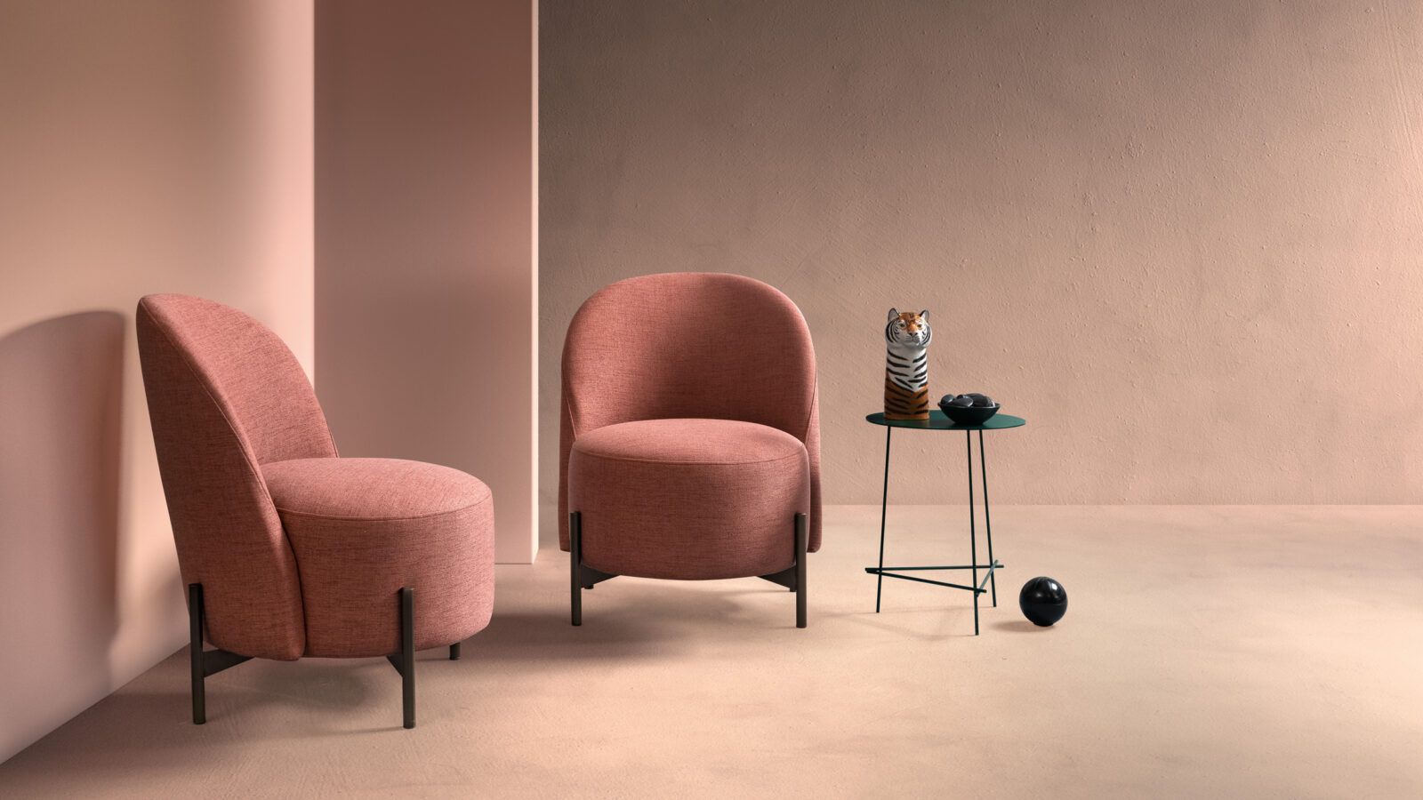 Due sedie rosa e un tavolino in una stanza