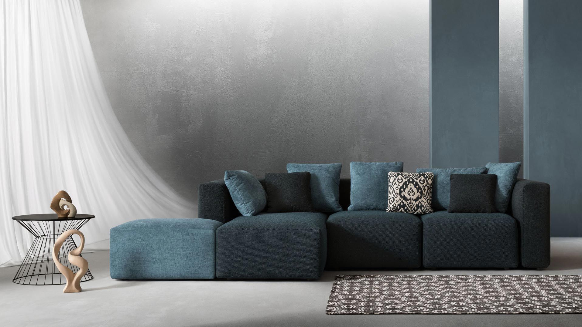 Un soggiorno con un divano e un tappeto