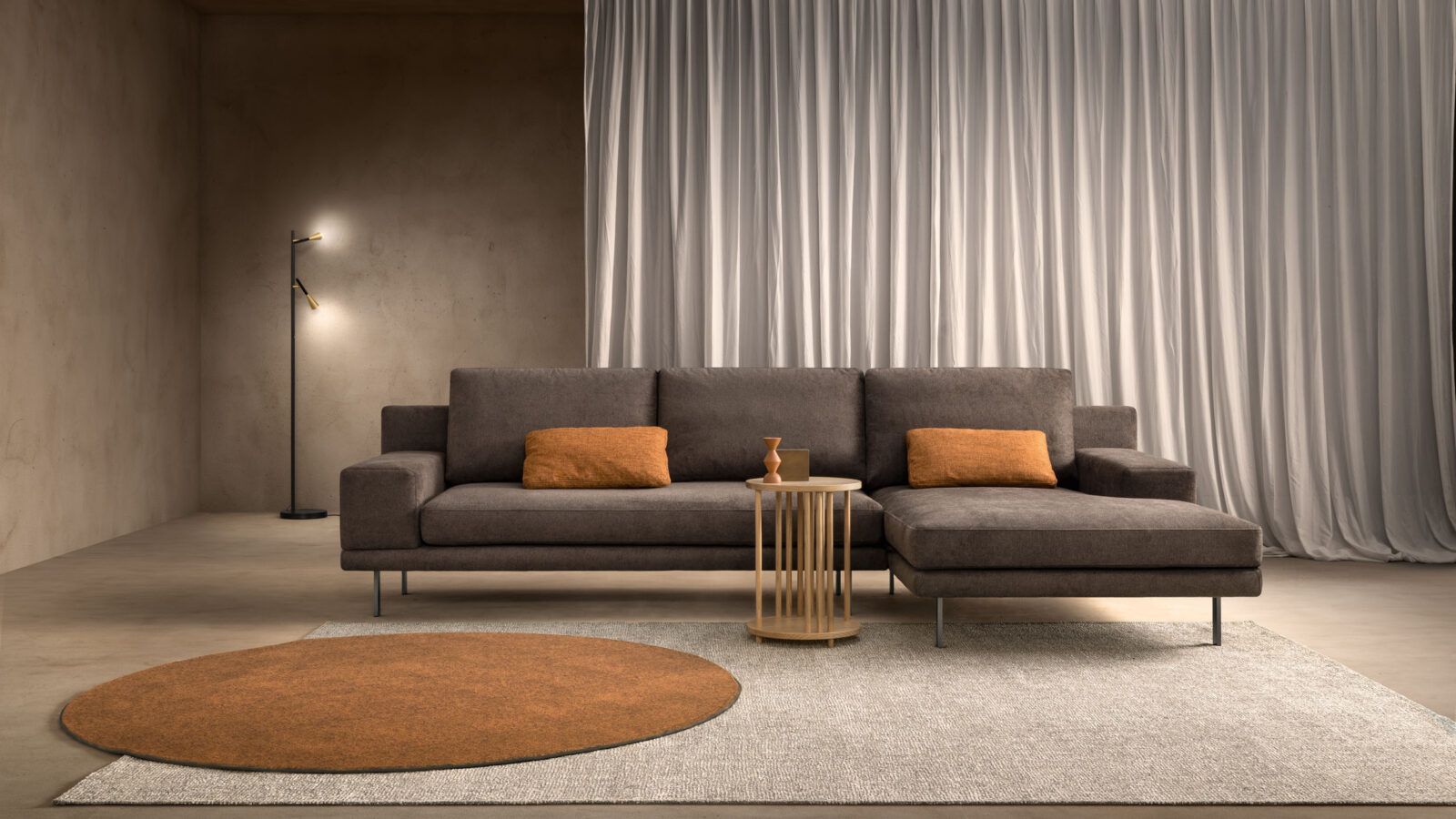 Un soggiorno con un divano e un tappeto