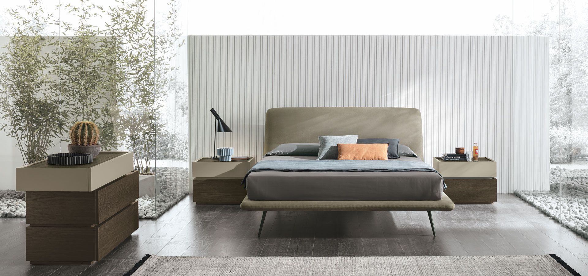 Una camera da letto con un letto grande e due comodini