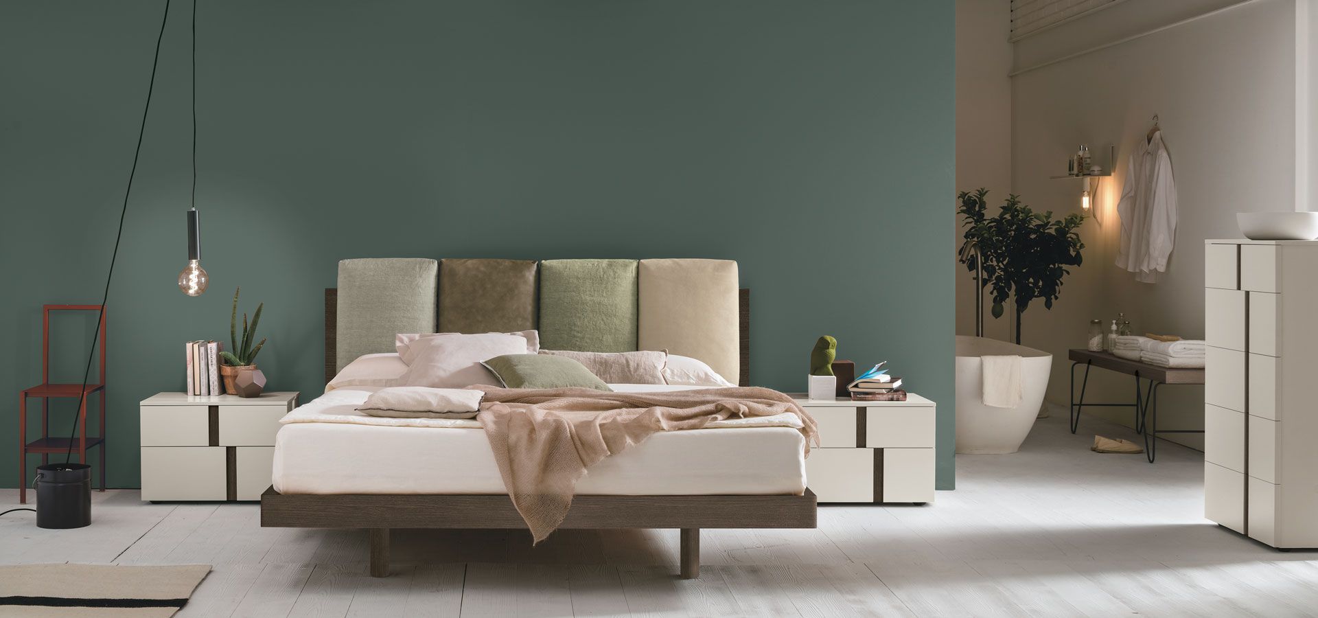 Una camera da letto con un letto king size e due comodini