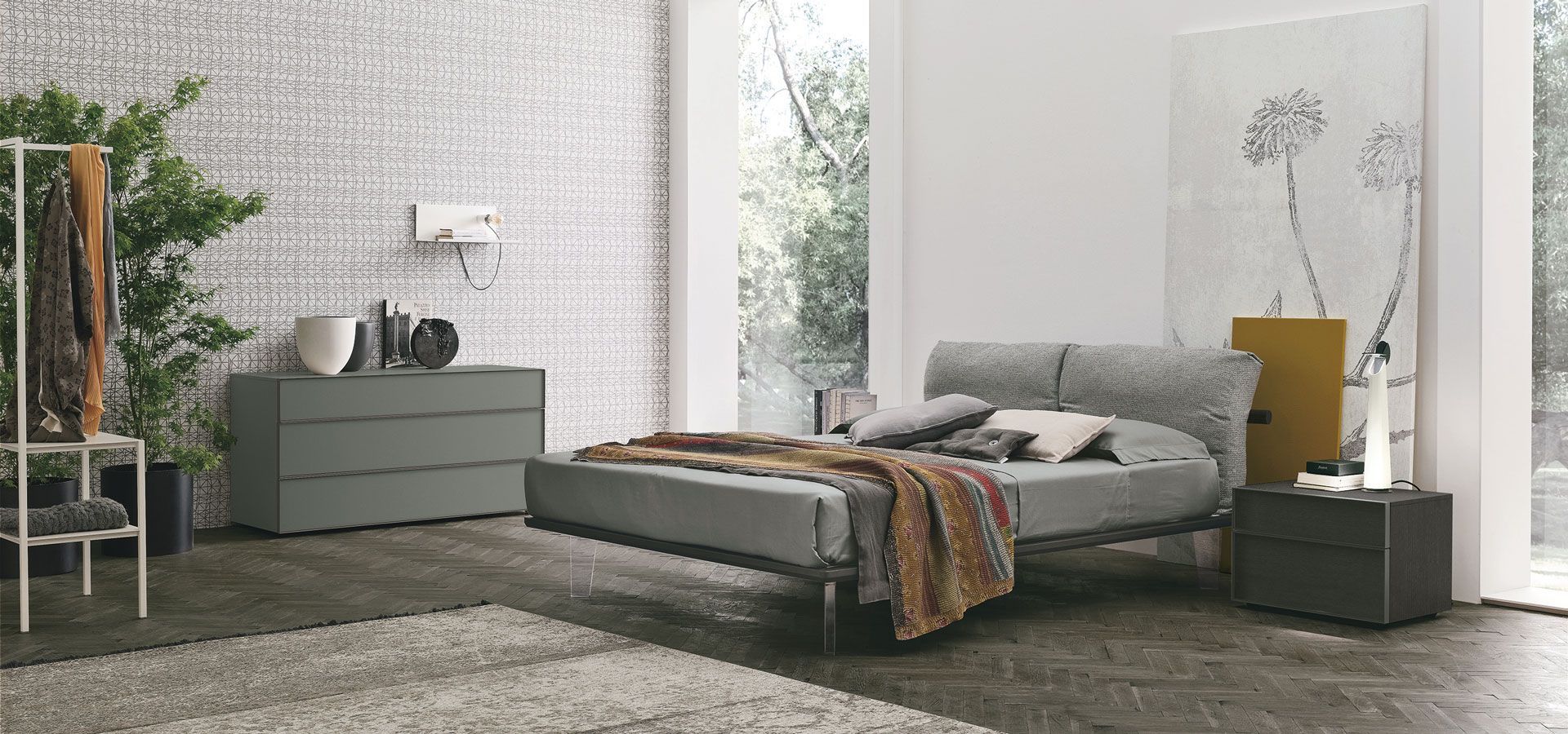 Una camera da letto con un letto grande e una cassettiera