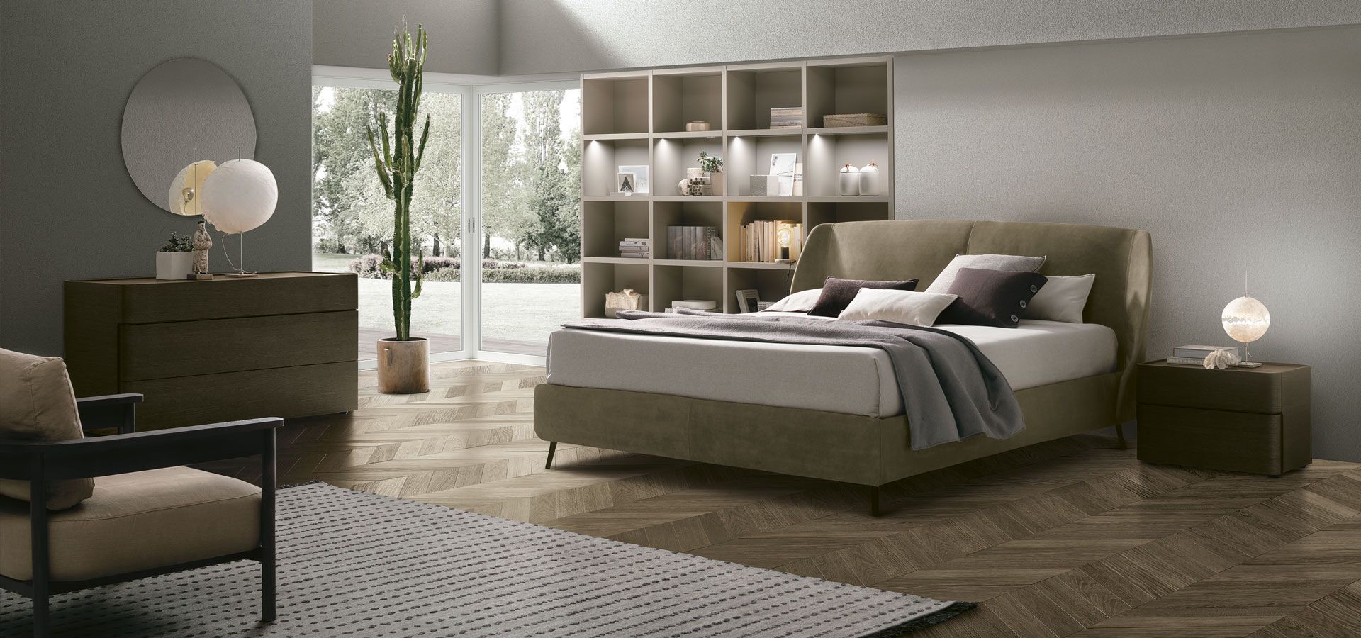 Una camera da letto con un letto grande e una sedia