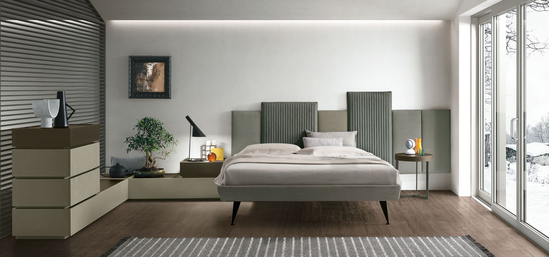 Una camera da letto con un letto grande e tante finestre