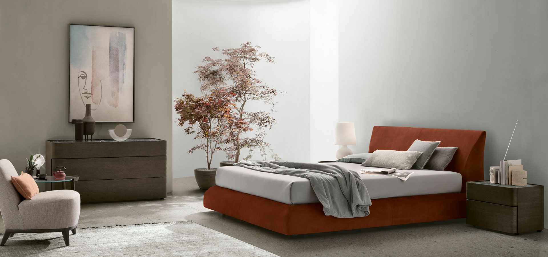 Una camera da letto con un letto arancione e un dipinto sul muro