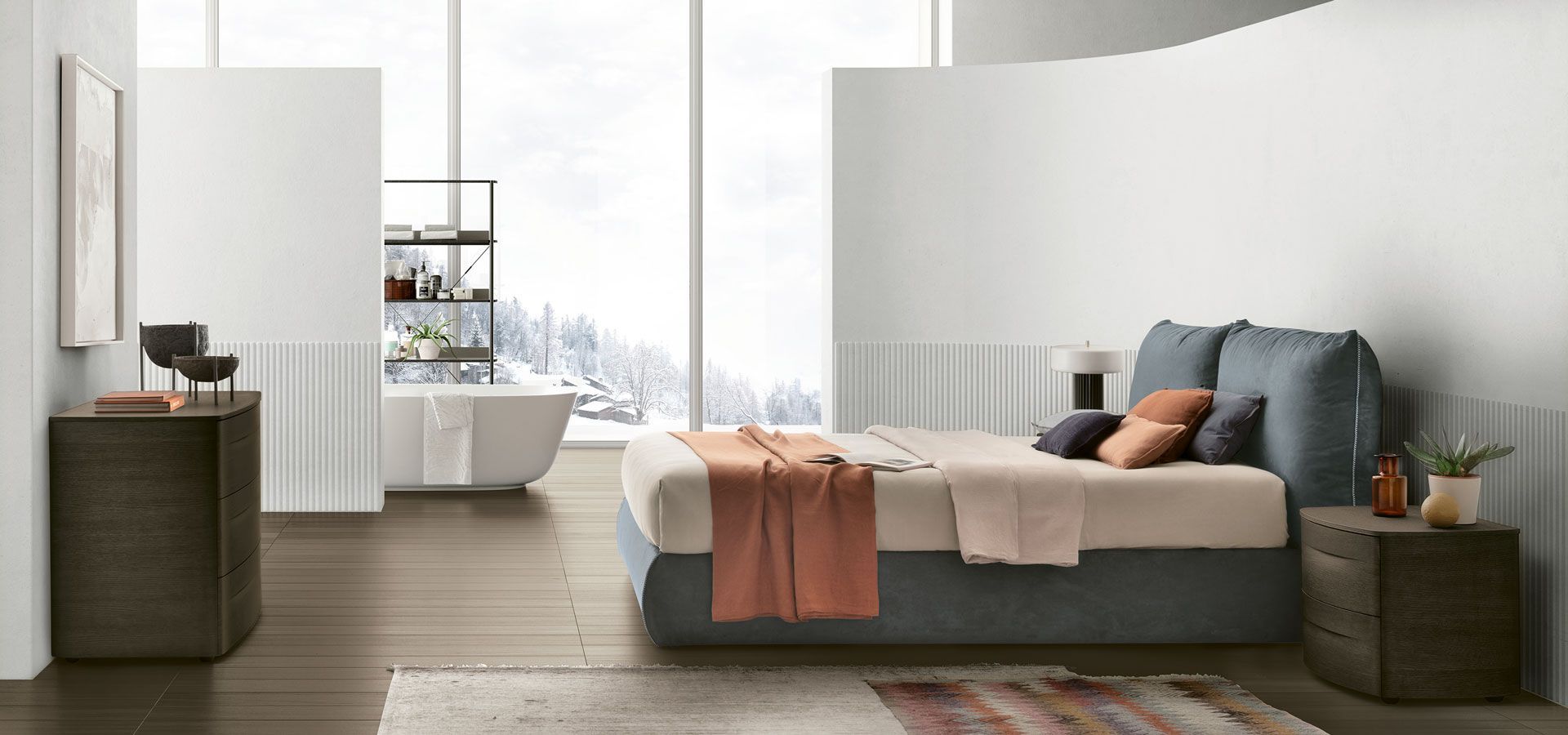 Una camera da letto con un letto grande e una vasca da bagno