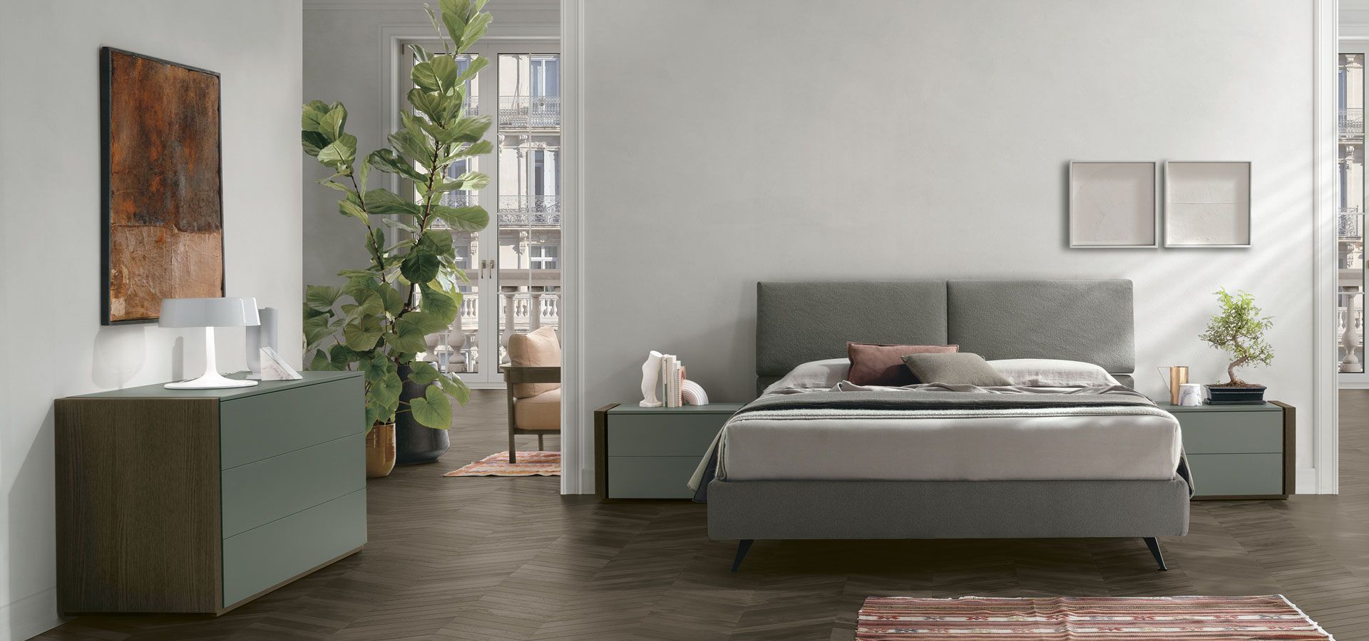 Una camera da letto con un letto, una cassettiera e un comodino