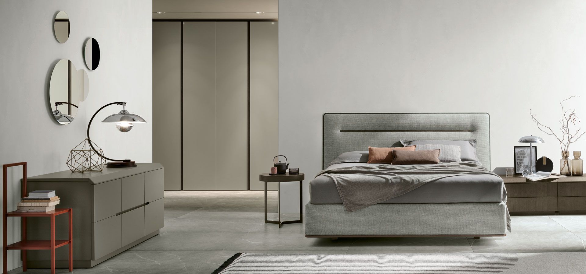 Una camera da letto con un letto grande e una cassettiera