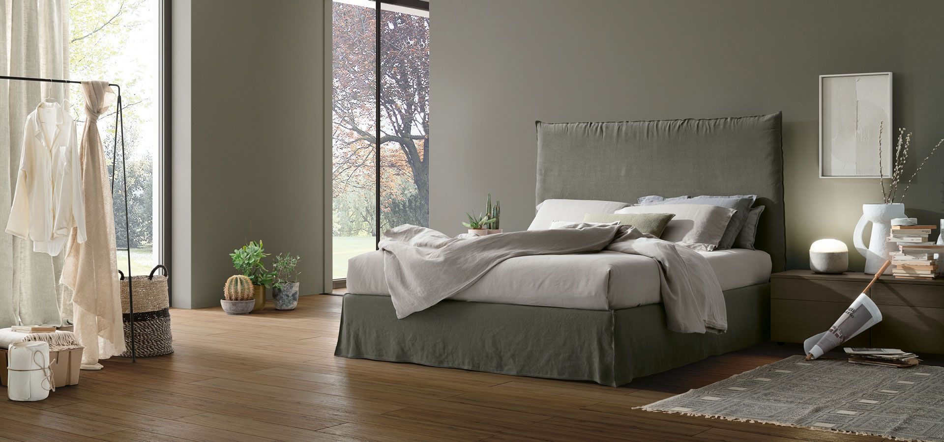 Una camera da letto con un letto grande e una finestra