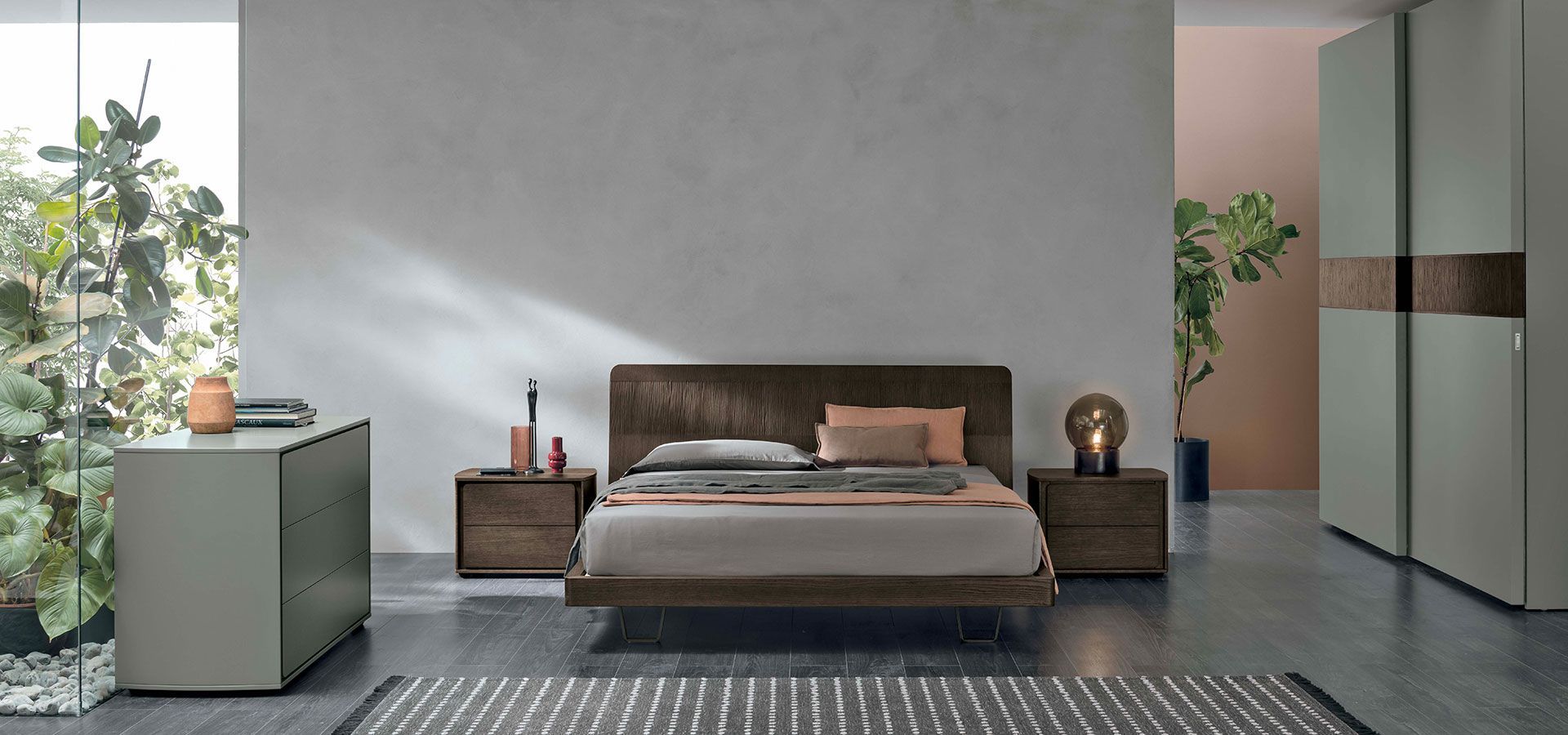 Una camera da letto con un letto grande e un tappeto