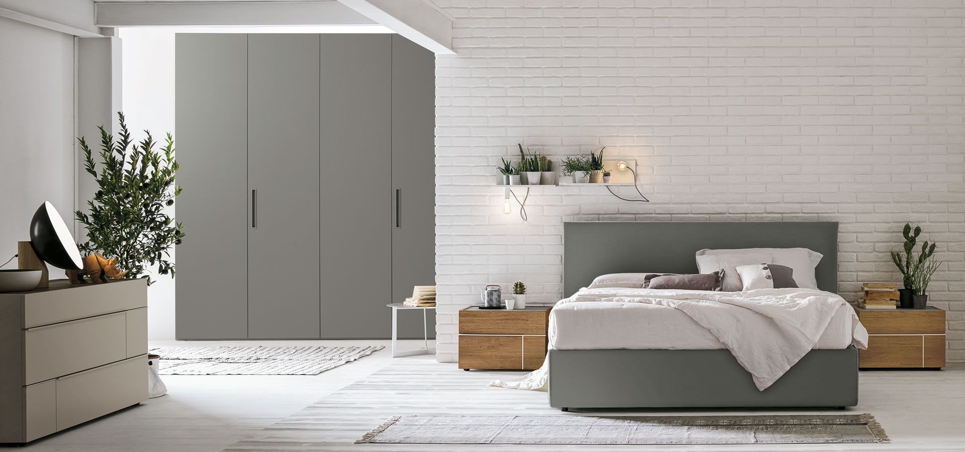 Una camera da letto con un letto, una cassettiera e un armadio