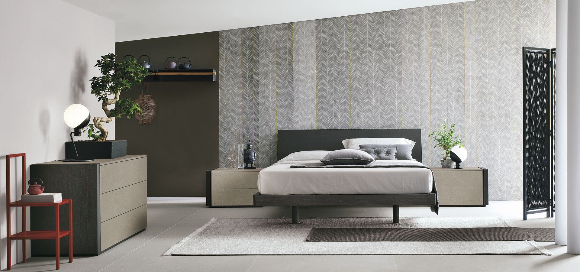 Una camera da letto con un letto, una cassettiera e dei comodini