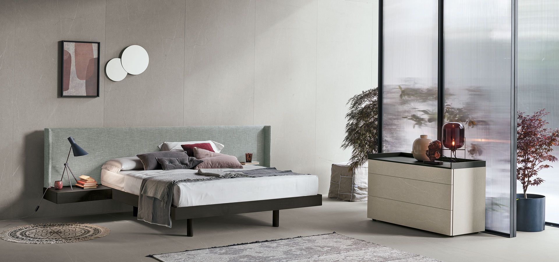 Una camera da letto con un letto grande e una cassettiera