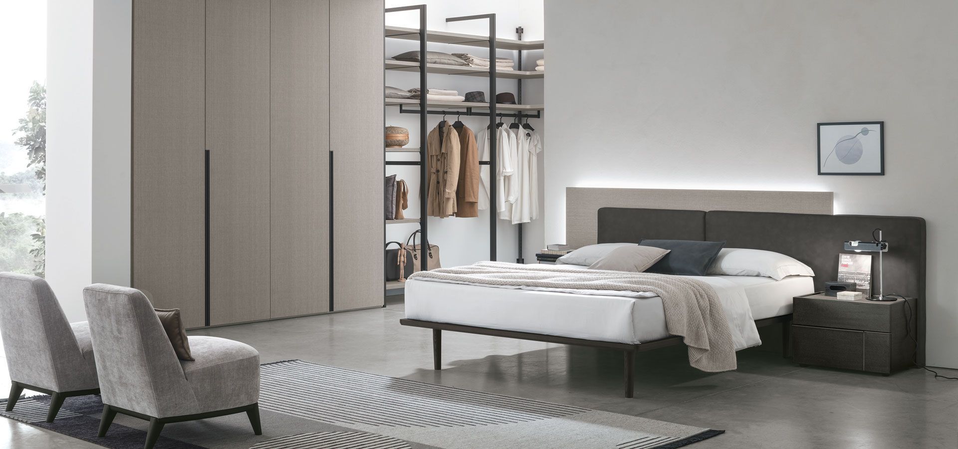 Una camera da letto con un letto grande e una cabina armadio