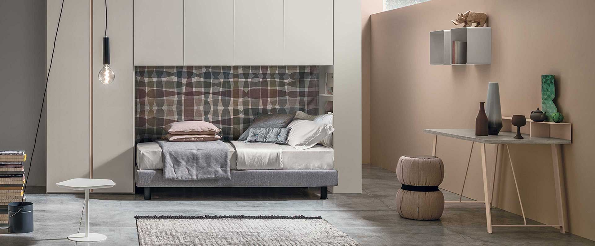 Una camera da letto con un letto e una scrivania