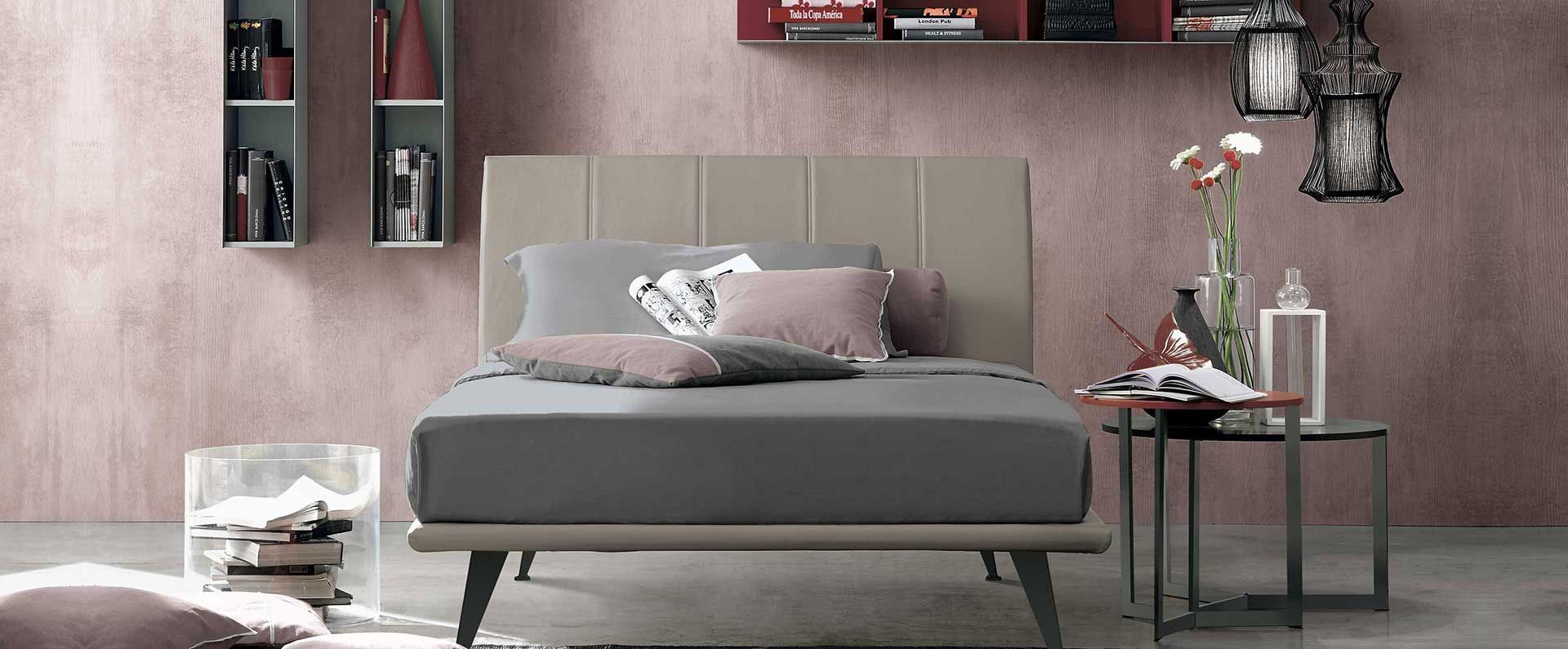 Una camera da letto con un letto e un comodino