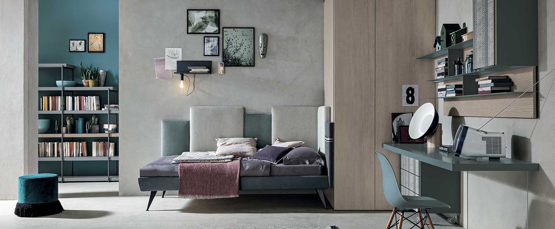 Una camera da letto con un letto, una scrivania, degli scaffali e un divano.