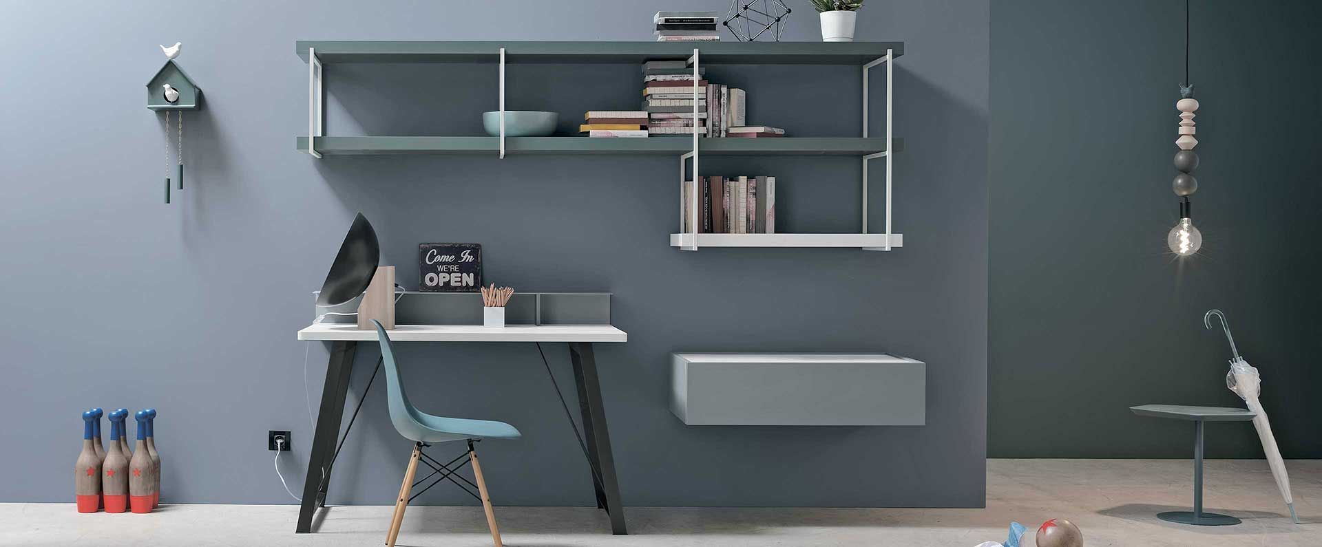 Una stanza con una scrivania e scaffali sul muro